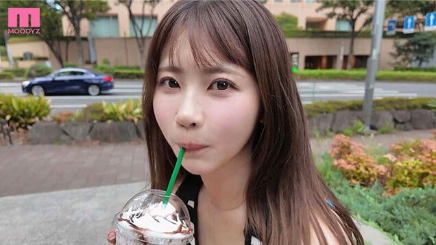 葵いぶきが屋外でドリンクを持ち、ストローをくわえる