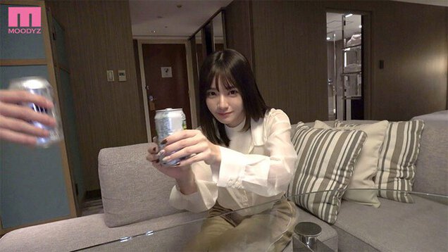 ホテルのソファで缶を差し出す白ブラウス姿の宮下玲奈